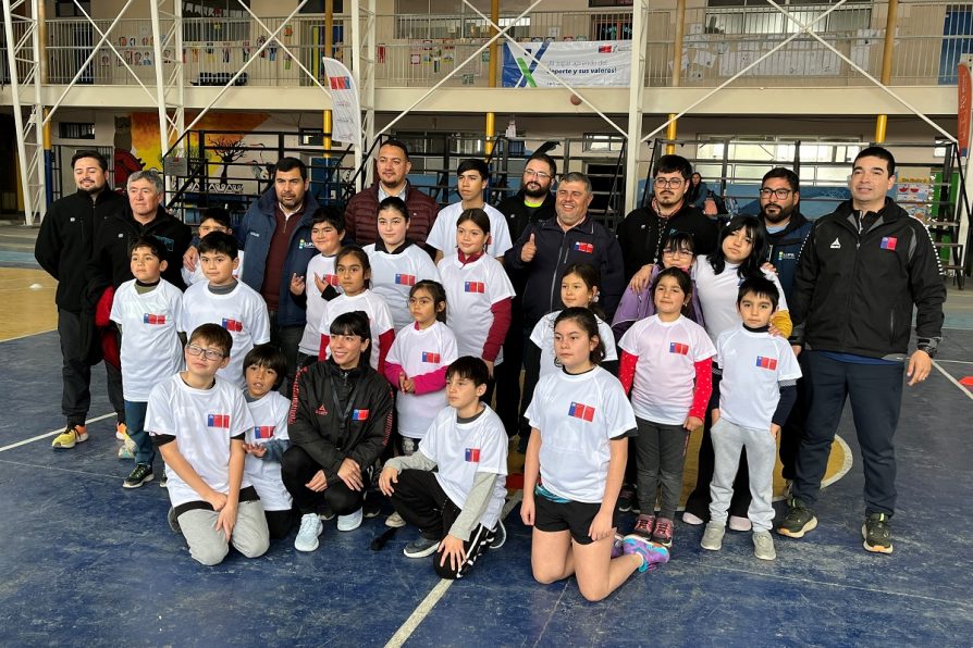 Niñas y niños disfrutan de la Escuela Deportiva de invierno en Illapel