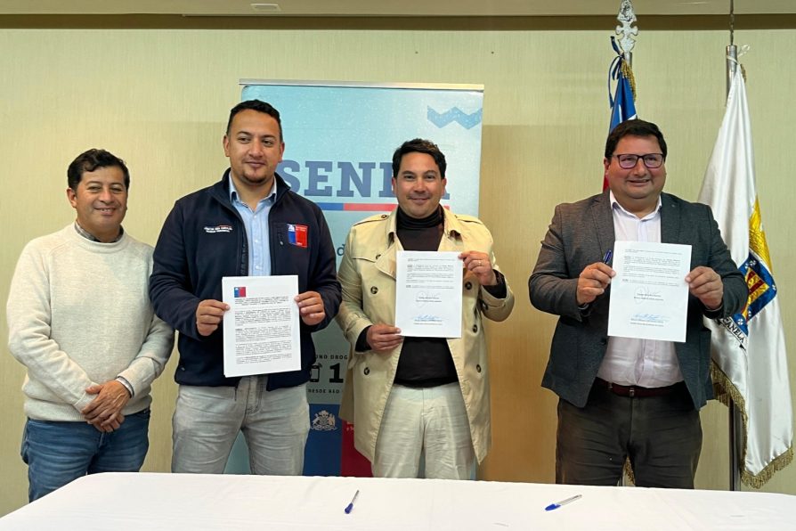 SENDA y Municipio de Canela firman convenio para la instalación de Oficina Previene en la comuna