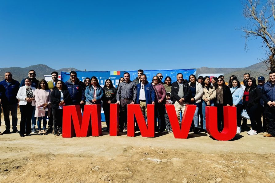 Familias de Tahuinco constatan importante avance en sus futuras viviendas