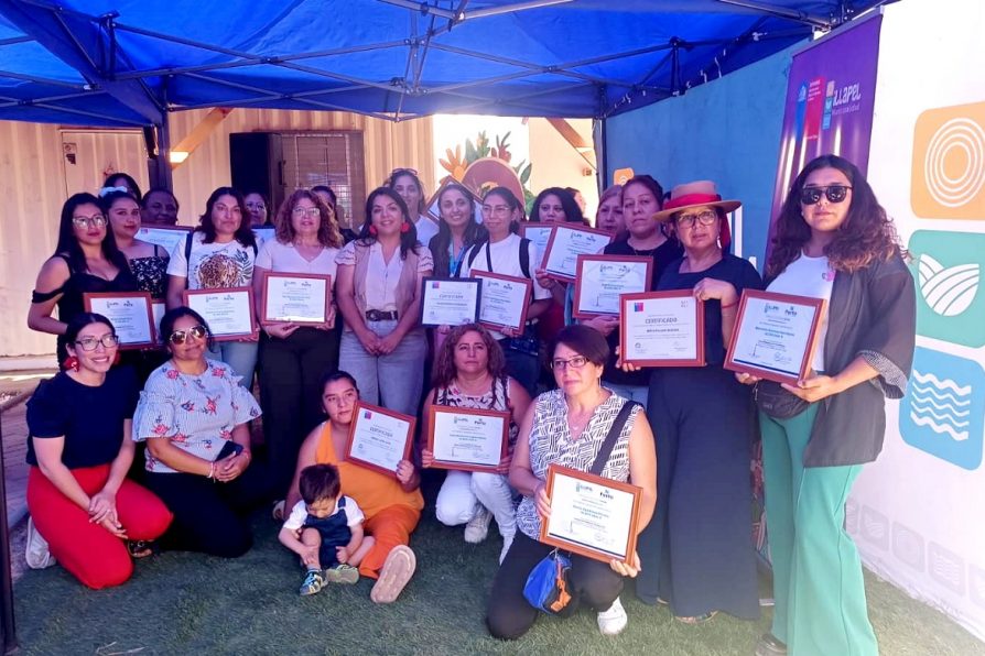 Mujeres de Illapel se certifican en Alfabetización Digital y Manipulación de Alimentos